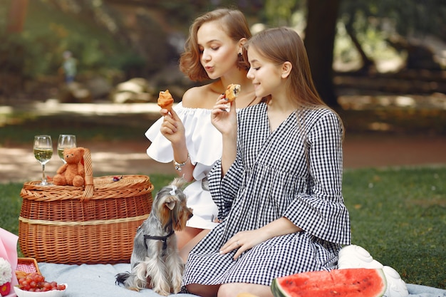 ragazze carine in un parco giocando con cagnolino