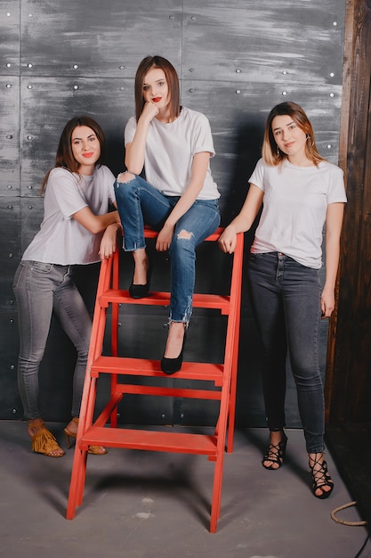 Ragazze carine in uno studio