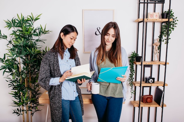 Ragazze casual con documenti e libro