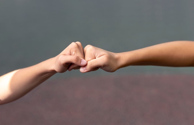 Ragazze che battono i pugni in primo piano