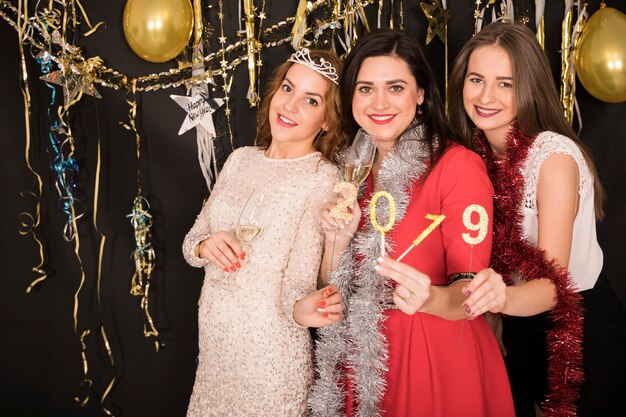 Ragazze che celebrano al 2019 festa di Capodanno