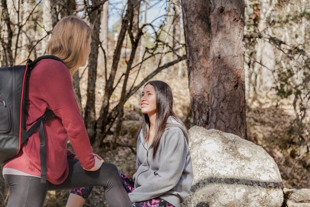 Ragazze che comunicano nella foresta