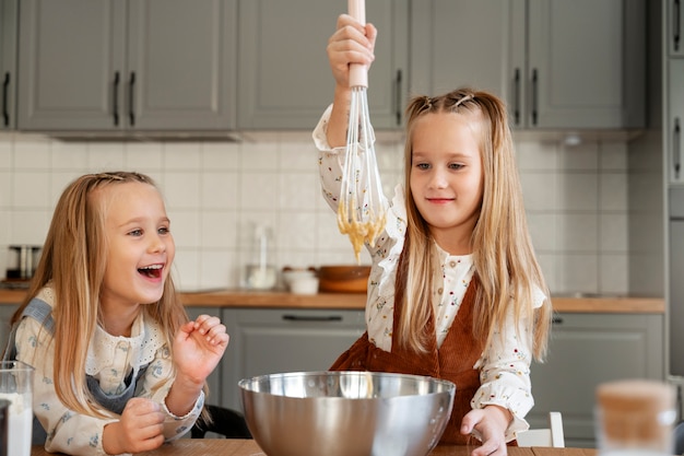 Ragazze che cucinano in cucina vista frontale