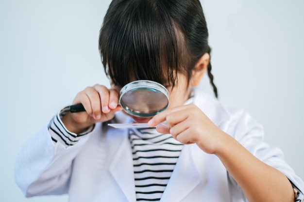 Ragazze che fanno esperimenti scientifici in laboratorio. Messa a fuoco selettiva.