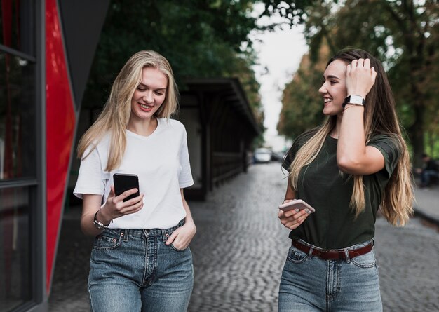 Ragazze che fanno una passeggiata sulla strada