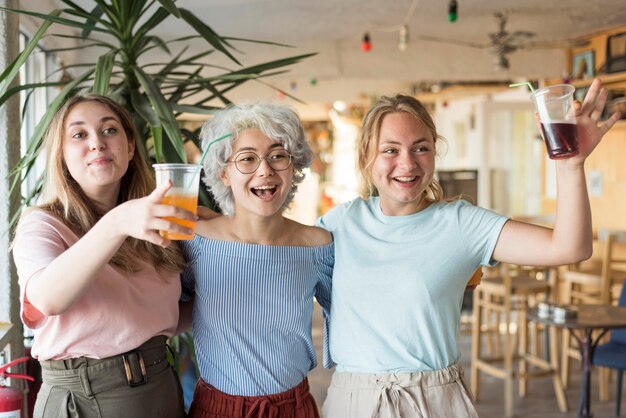 Ragazze che festeggiano insieme la fine della quarantena