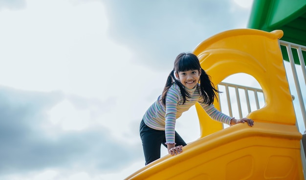 Ragazze che giocano allegramente nel parco giochi. Fouc selettivi.