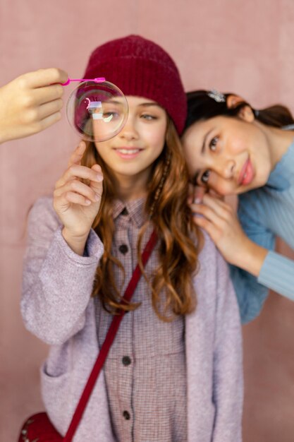 Ragazze che giocano con le bolle di sapone