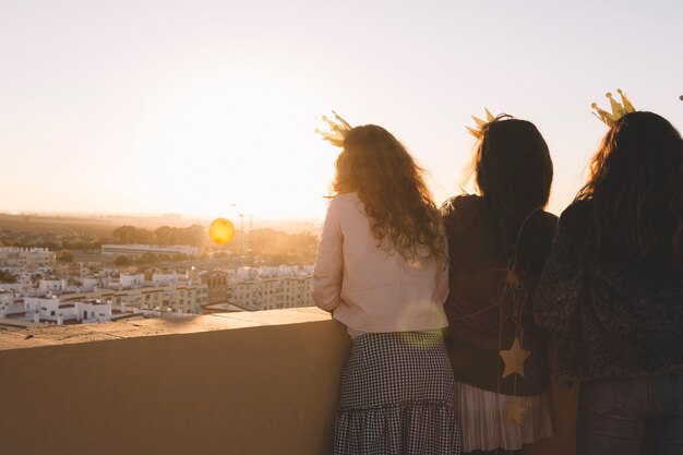 Ragazze che guardano palloncini volanti