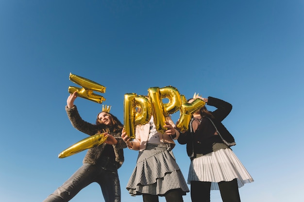 Ragazze che hanno un con palloncini a forma di lettera