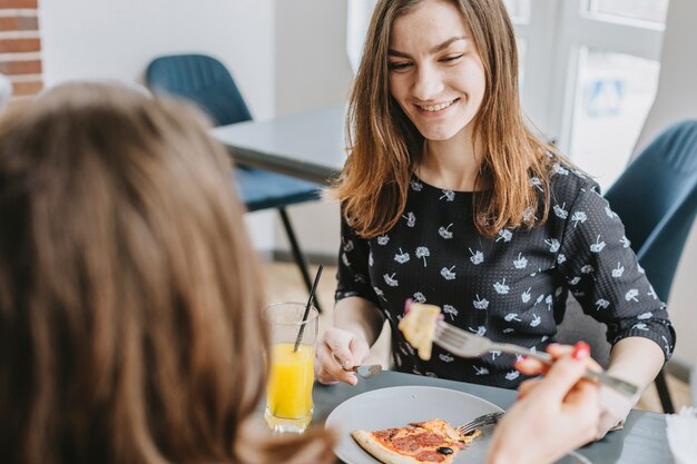 Ragazze che mangiano in un ristorante