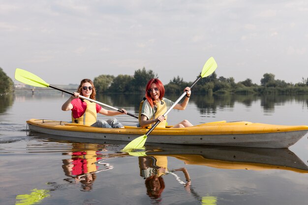 Ragazze che remano in kayak sul lago