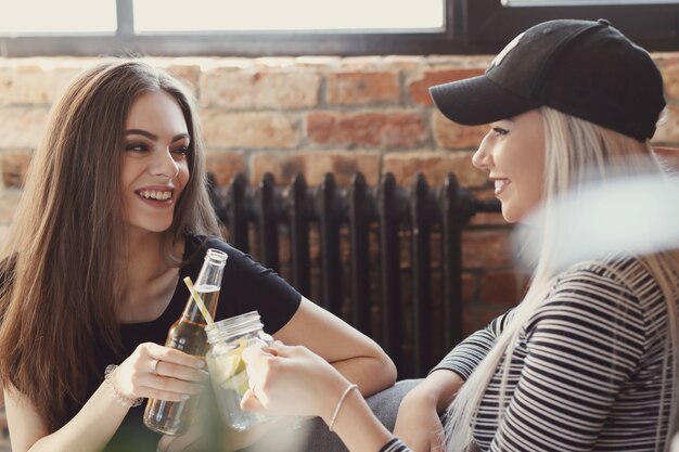 Ragazze che si divertono a una festa