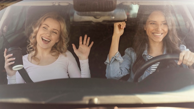 Ragazze che si divertono in macchina