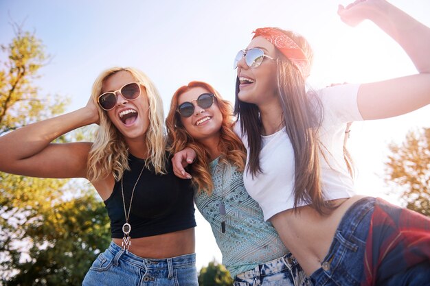 Ragazze che si divertono nello skatepark