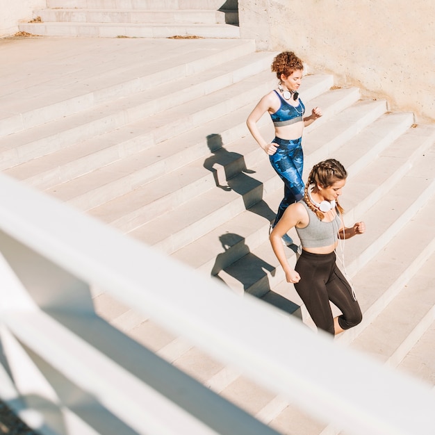 Ragazze che si preparano insieme sulla via