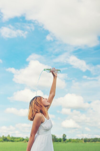 Ragazze che si raffredda in una giornata estiva