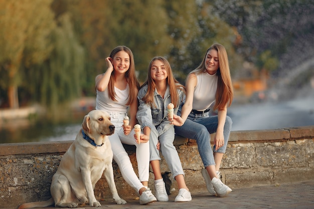 Ragazze che si siedono in una città di primavera con cane carino