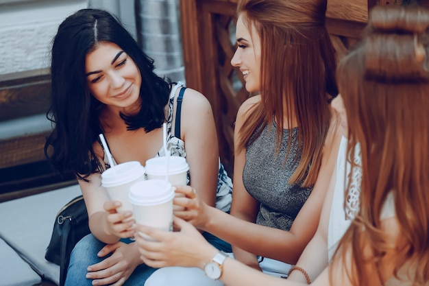 ragazze con caffè