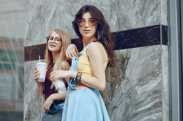 ragazze con caffè