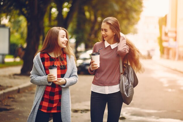 ragazze con caffè