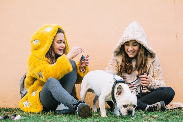 Foto gratuito ragazze con cane sull&#39;erba