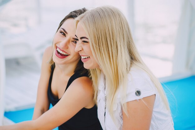 ragazze con cocktail