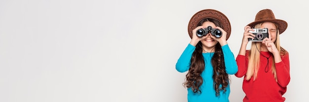 Ragazze con fotocamera e binocolo