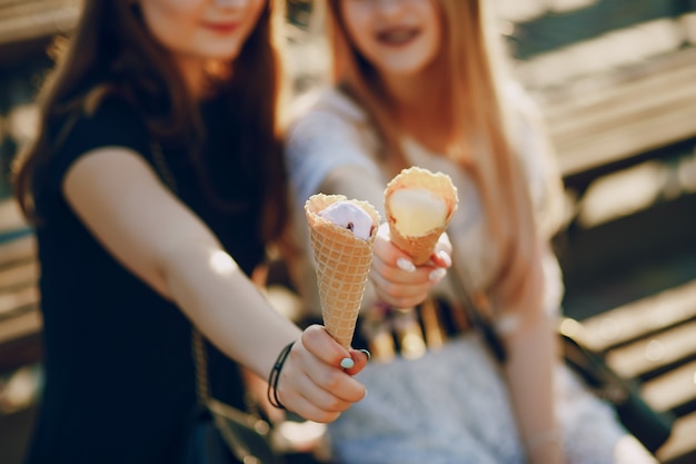 ragazze con gelato