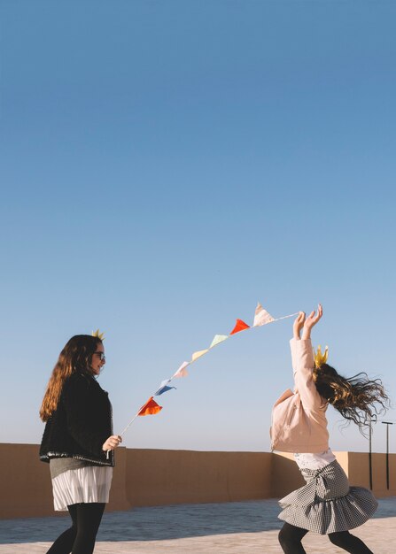 Ragazze con ghirlanda di bandiera