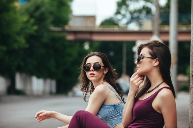 Ragazze con gli occhiali da sole