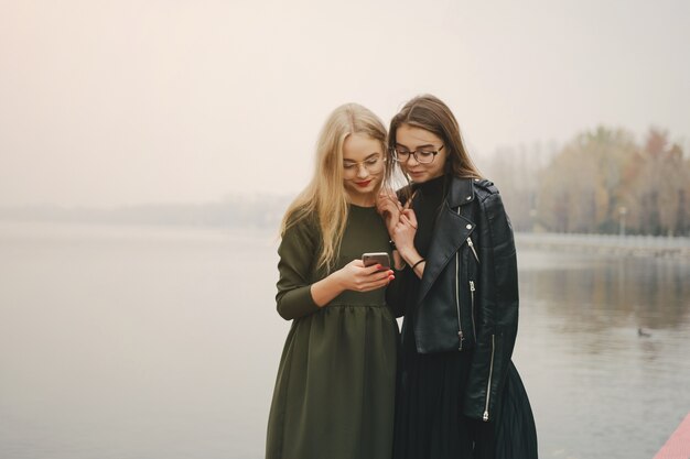 ragazze con il telefono