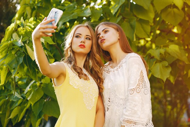 ragazze con il telefono