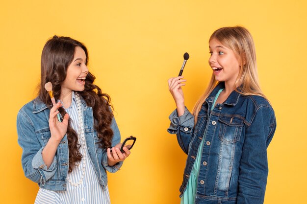 Ragazze con prodotti per il trucco