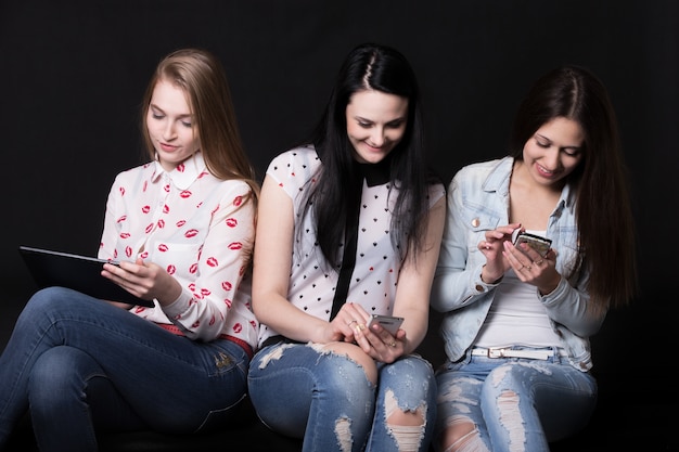 Ragazze con smartphone e tablet