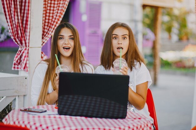 ragazze con un computer portatile