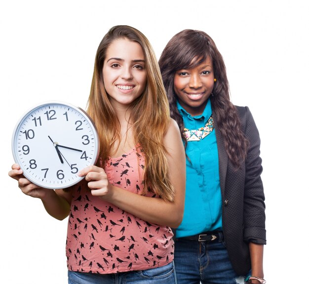 Ragazze con un gigantesco orologio