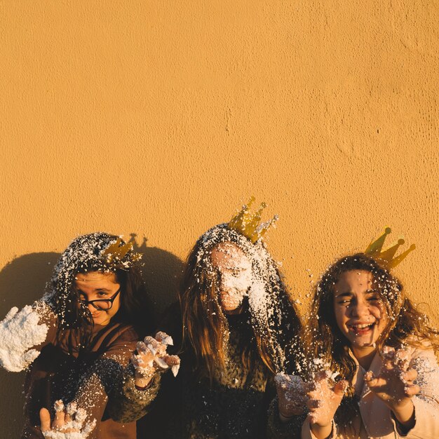 Ragazze coperte di neve artificiale