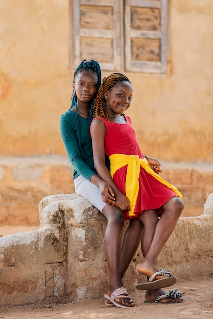 Ragazze del colpo pieno che propongono all'aperto