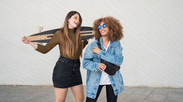 Ragazze del piano medio che ridono