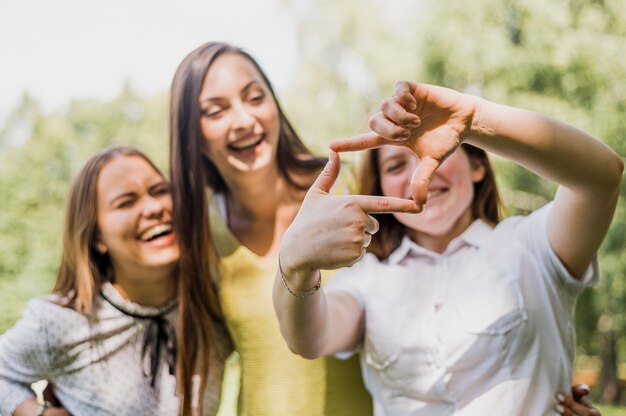 Ragazze dell'adolescente che godono insieme del tempo