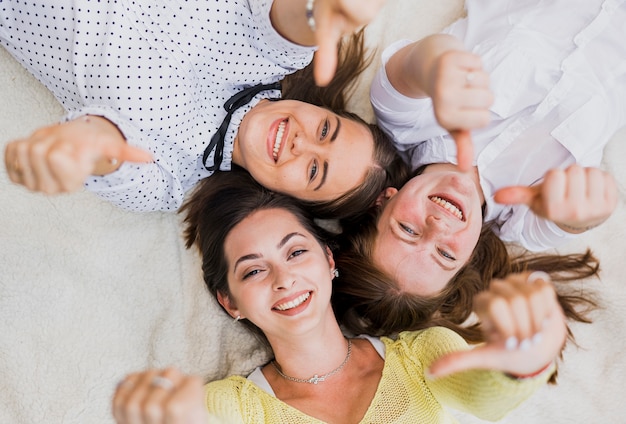 Ragazze dell'adolescente di vista superiore che mostrano segno giusto