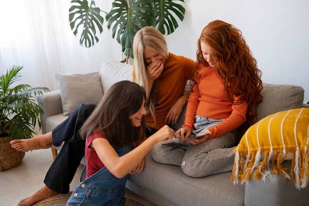 Ragazze dell'angolo alto che esaminano la compressa