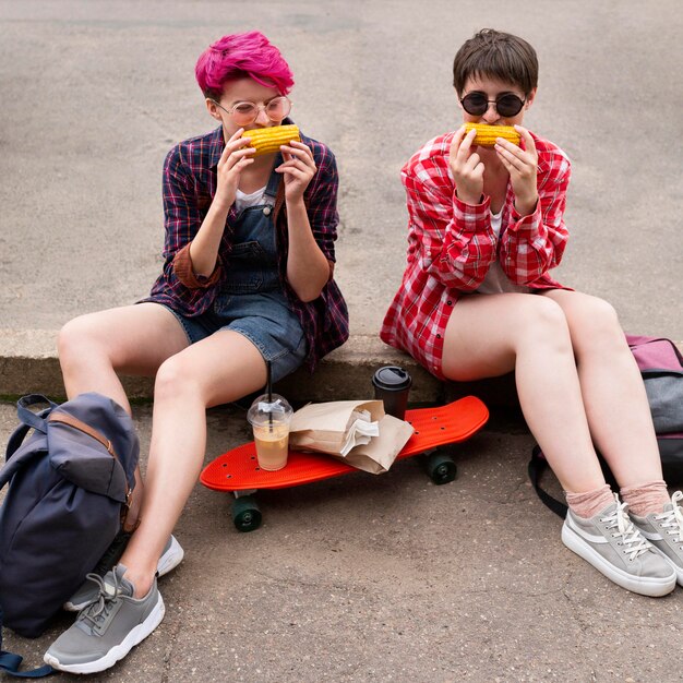 Ragazze della foto a figura intera che mangiano insieme cereale