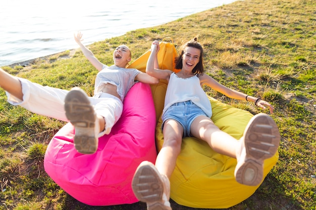 Ragazze della possibilità remota che si siedono sui beanbags