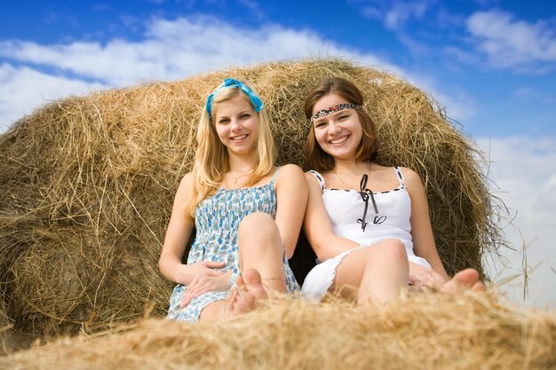 Ragazze di campagna sul fieno