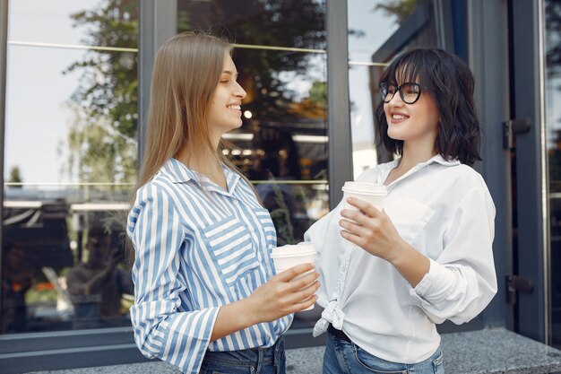 Ragazze di moda in piedi in strada