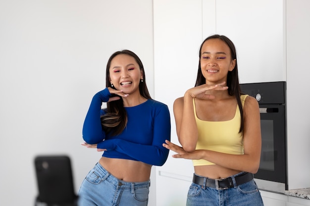 Ragazze di smiley di vista frontale che ballano