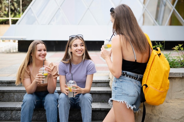 Ragazze di tiro medio con drink