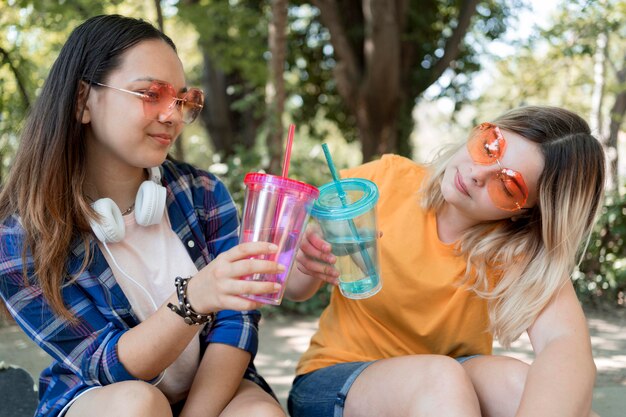 Ragazze di tiro medio con tazze